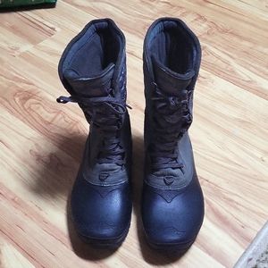 The Nortface Thermoball women's waterproof winter boots. Grey &Black US 8.5
